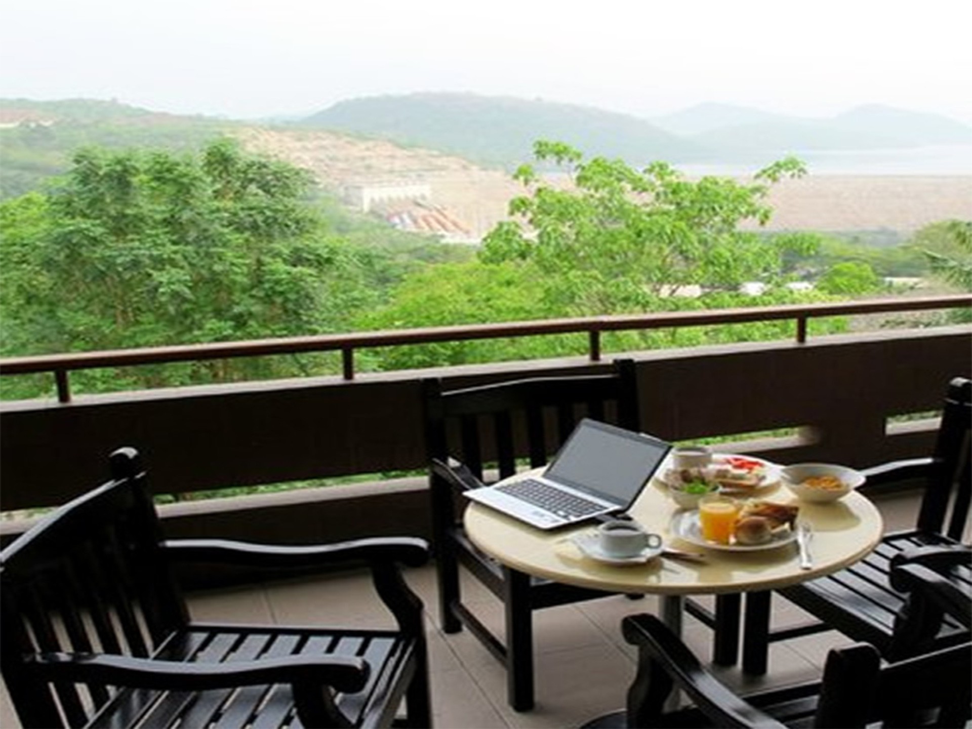 Volta Hotel Akosombo - Dam View