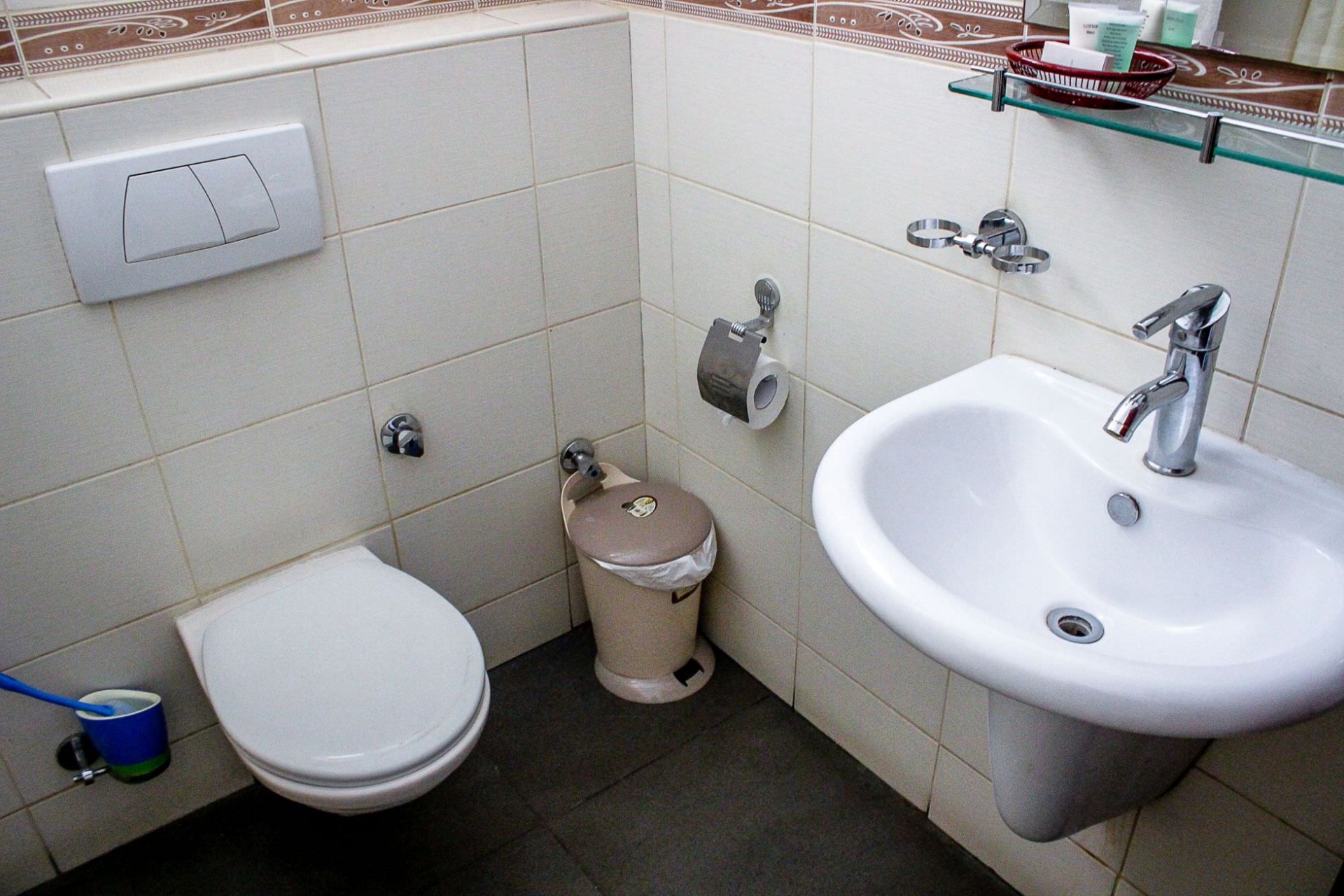 Maxlot Hotel Accra-Washroom